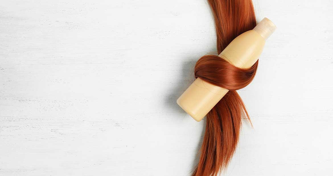 Cabelo ruivo envolto em produto de cuidado com o cabelo
